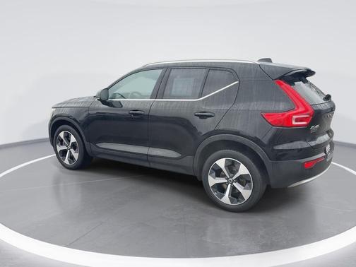 Onyx Black Metallic 2023 Volvo XC40 B5 Plus Bright Theme