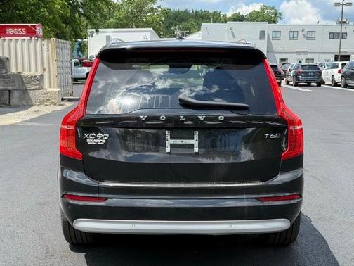 2022 Volvo XC90 T6 Momentum 7 Passenger