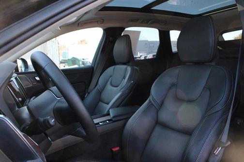 2023 Volvo XC60 B6 Ultimate Dark Theme