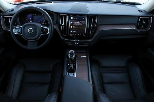 2023 Volvo XC60 B6 Ultimate Dark Theme