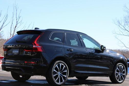 2023 Volvo XC60 B6 Ultimate Dark Theme