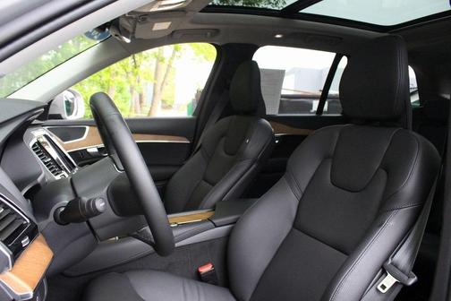 2024 Volvo XC90 B5 Plus Bright Theme