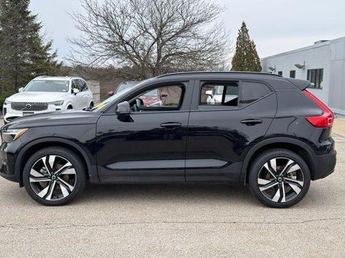 2023 Volvo XC40 B5 Plus Dark Theme