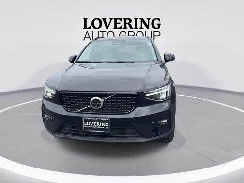 Onyx Black Metallic 2023 Volvo XC40 B5 Plus Dark Theme