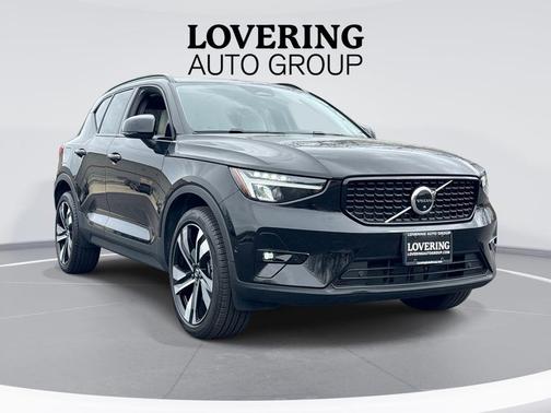 Onyx Black Metallic 2023 Volvo XC40 B5 Plus Dark Theme