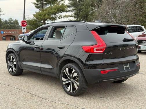 2023 Volvo XC40 B5 Plus Dark Theme