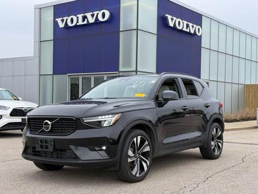 2023 Volvo XC40 B5 Plus Dark Theme