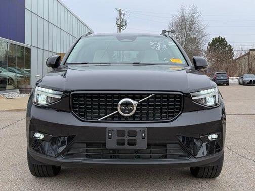 2023 Volvo XC40 B5 Plus Dark Theme