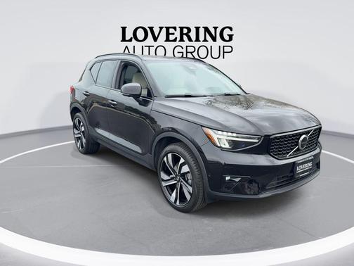 Onyx Black Metallic 2023 Volvo XC40 B5 Plus Dark Theme