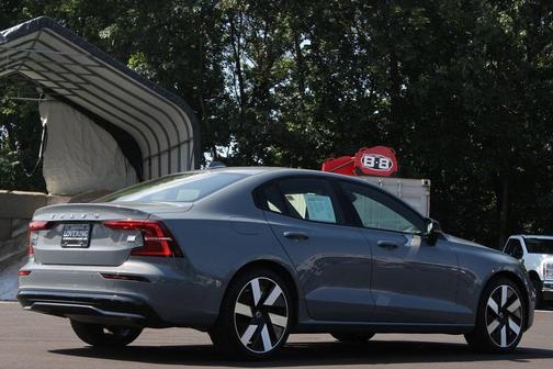 2024 Volvo S60 Recharge Plug-In Hybrid T8 Ultimate Dark Theme