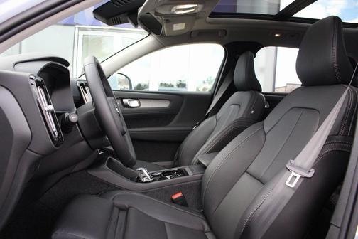 2025 Volvo XC40 B5 Ultra Bright Theme