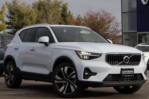 2025 Volvo XC40 B5 Ultra Bright Theme