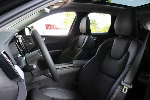 2025 Volvo XC60 B5 Ultra