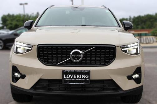 2025 Volvo XC40 B5 Plus Dark Theme