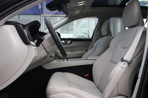 2025 Volvo XC60 Plug-In Hybrid T8 Plus