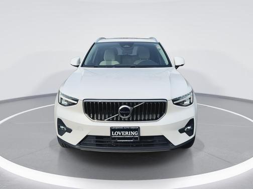 Crystal White Metallic 2024 Volvo XC40 B5 Plus Bright Theme
