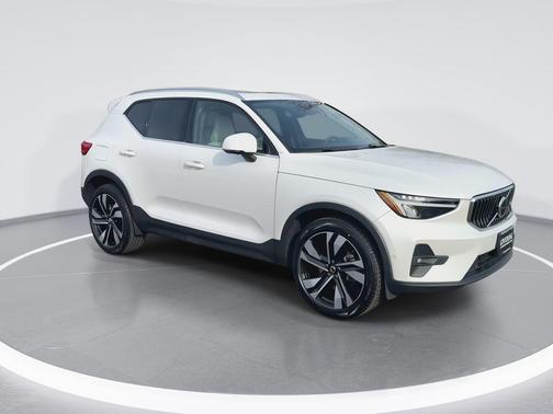 Crystal White Metallic 2024 Volvo XC40 B5 Plus Bright Theme