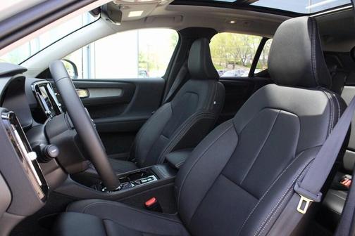 2025 Volvo XC40 B5 Ultra Dark Theme