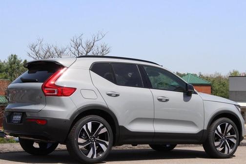 2025 Volvo XC40 B5 Ultra Dark Theme