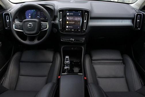 2025 Volvo XC40 B5 Ultra Dark Theme