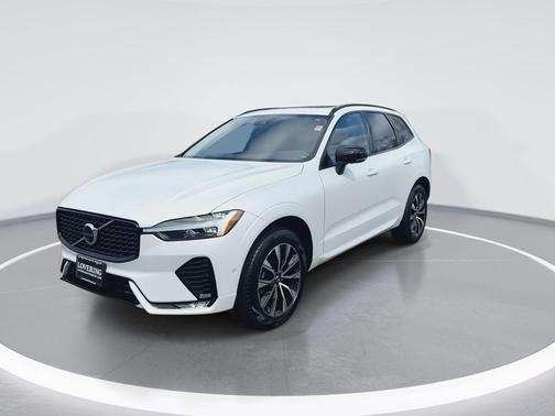 Crystal White Metallic 2025 Volvo XC60 B5 Plus