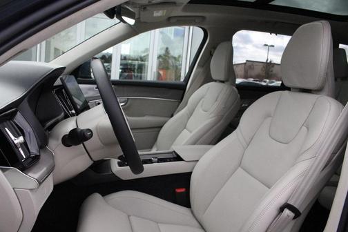 2025 Volvo XC90 B6 Ultra