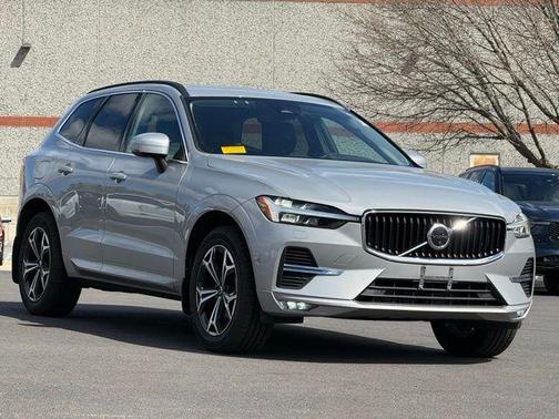 Silver 2022 Volvo XC60 B5 Momentum