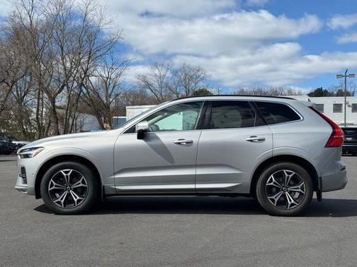 Silver 2022 Volvo XC60 B5 Momentum