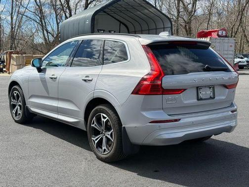 Silver 2022 Volvo XC60 B5 Momentum