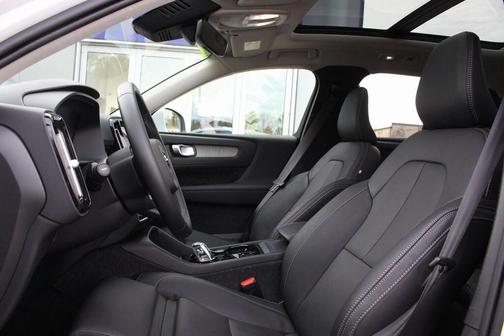 2025 Volvo XC40 B5 Plus Bright Theme