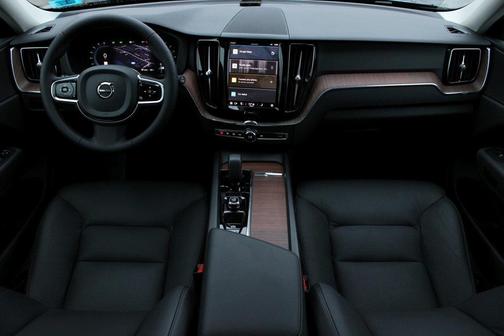 2024 Volvo XC60 B5 Plus Dark Theme
