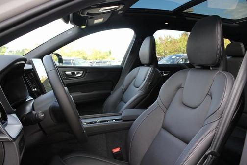2026 Volvo XC60 B5 Ultra Black Edition