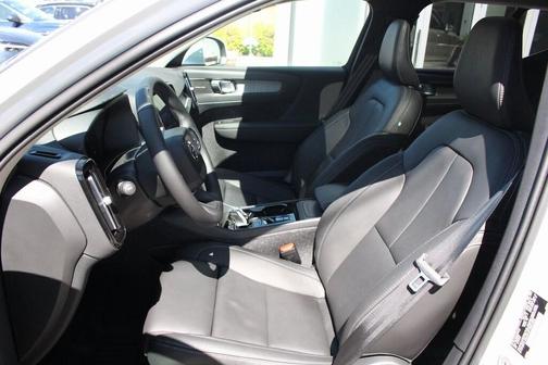 2025 Volvo XC40 B5 Plus Bright Theme