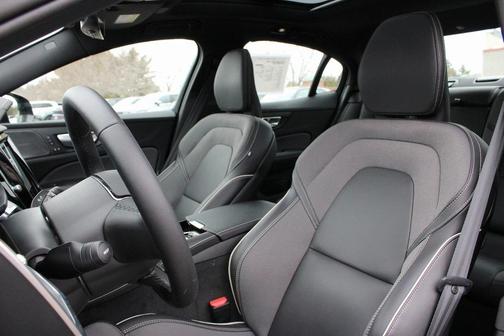 2024 Volvo S60 Recharge Plug-In Hybrid T8 Ultimate Dark Theme