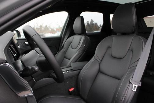 2026 Volvo XC60 B5 Ultra Black Edition