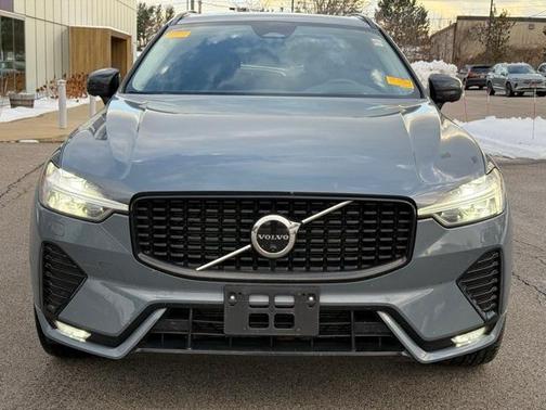 2023 Volvo XC60 B5 Ultimate Dark Theme