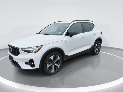 Crystal White Metallic 2023 Volvo XC40 B5 Ultimate Dark Theme