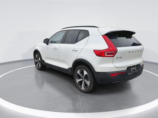 Crystal White Metallic 2023 Volvo XC40 B5 Ultimate Dark Theme