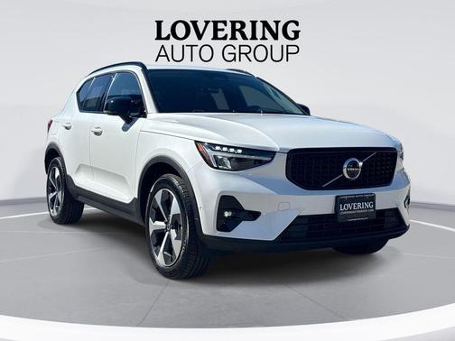 Crystal White Metallic 2023 Volvo XC40 B5 Ultimate Dark Theme