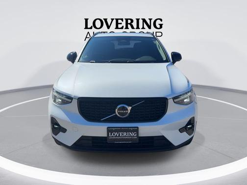 Crystal White Metallic 2023 Volvo XC40 B5 Ultimate Dark Theme