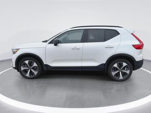 Crystal White Metallic 2023 Volvo XC40 B5 Ultimate Dark Theme