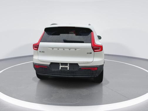 Crystal White Metallic 2023 Volvo XC40 B5 Ultimate Dark Theme
