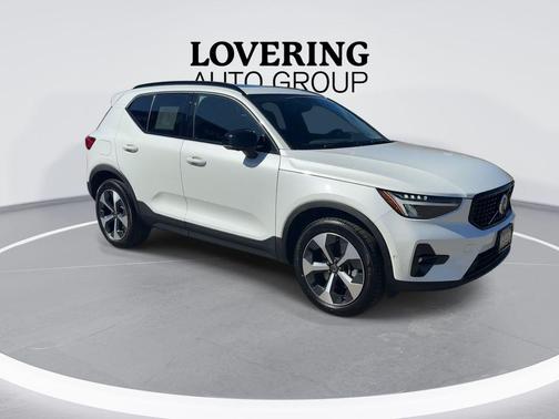 Crystal White Metallic 2023 Volvo XC40 B5 Ultimate Dark Theme