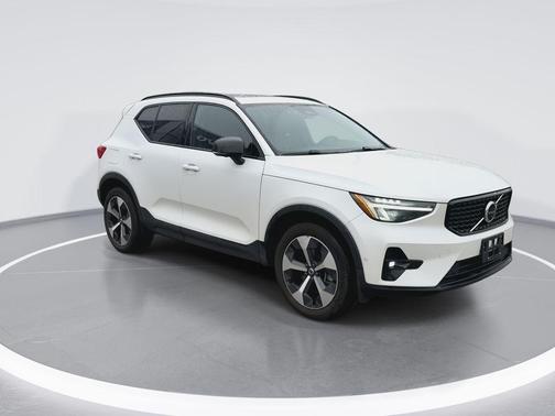 Crystal White Metallic 2023 Volvo XC40 B5 Ultimate Dark Theme