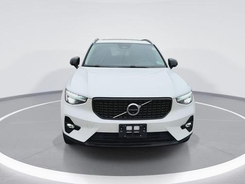 Crystal White Metallic 2023 Volvo XC40 B5 Ultimate Dark Theme