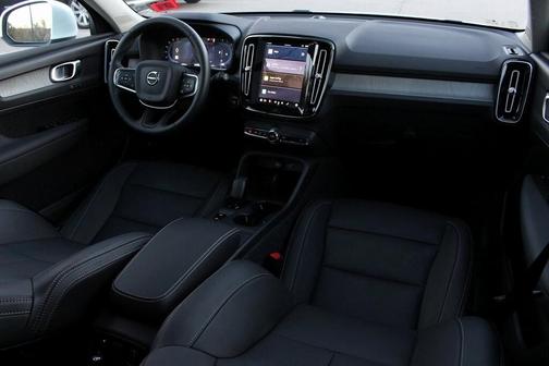 2025 Volvo XC40 B5 Core Bright Theme