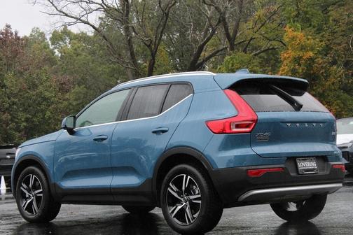 2025 Volvo XC40 B5 Core Bright Theme