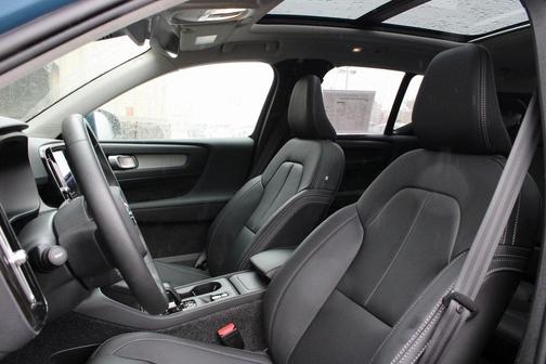 2025 Volvo XC40 B5 Core Bright Theme