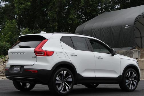 2024 Volvo XC40 B5 Plus Dark Theme