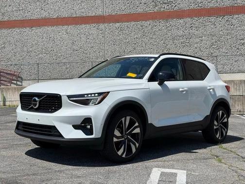 2024 Volvo XC40 B5 Plus Dark Theme